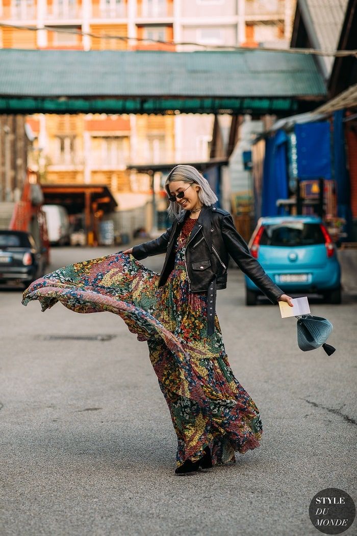 Fashionista Irene Ki cá tính nữ tính trong bộ trang phục gồm áo khoác da và váy maxi hoa