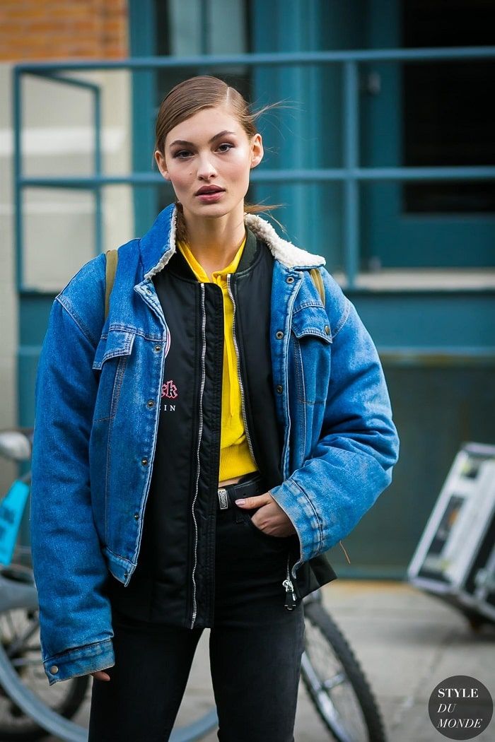 Người mẫu Grace Elizabeth phối trang phục layer với lớp áo khoác denim ngoài cùng