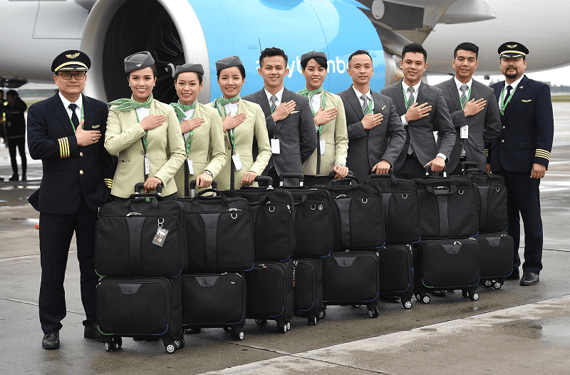 dàn tiếp viên hàng không với bộ đồng phục lịch sự
