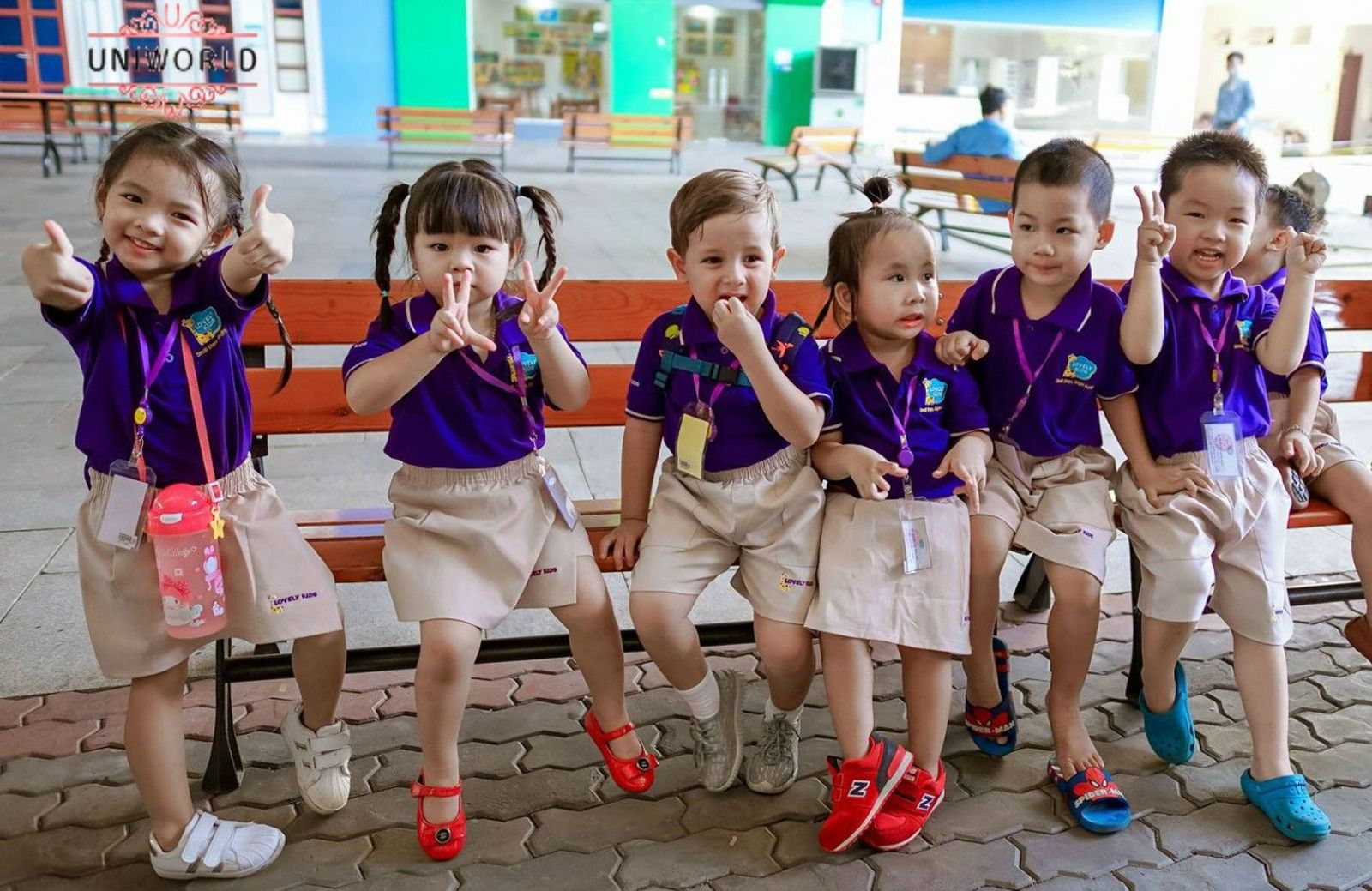 Đồng phục mẫu giáo màu sắc đi kèm với chân váy.