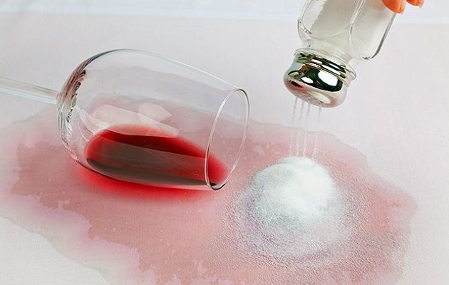 Dùng muối xử lý vết rượu vang
