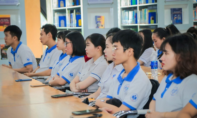 Đồng phục áo phông nên chọn loại vải có độ thấm hút mồ hôi tốt và thoáng
