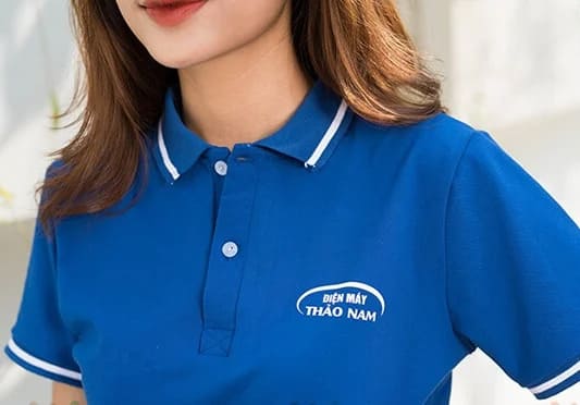 Chọn in logo lên áo đồng phục chuyên nghiệp giúp tăng nhận diện thương hiệu
