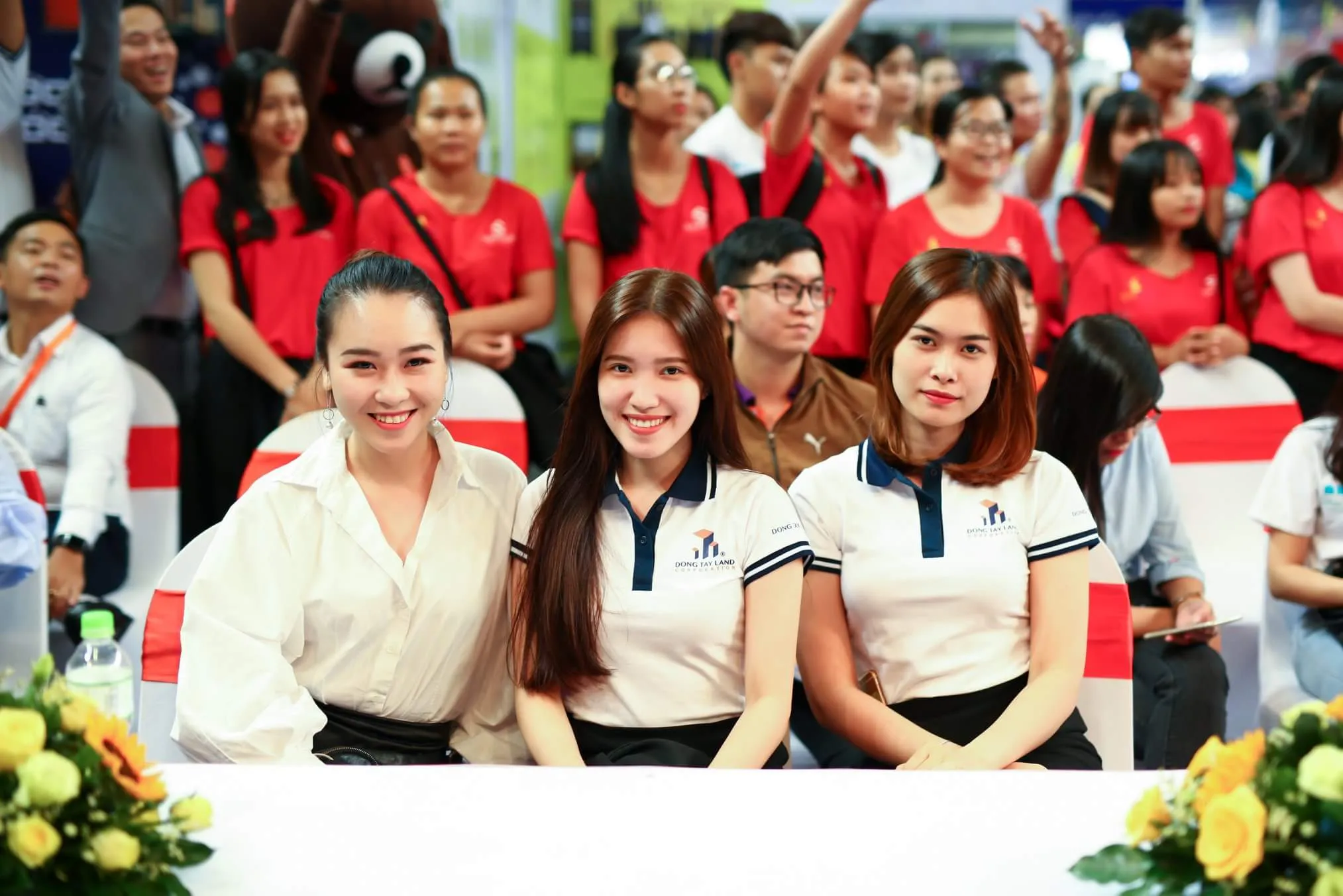 Đặt may áo đồng phục sự kiện số lượng lớn giúp doanh nghiệp tiết kiệm chi phí